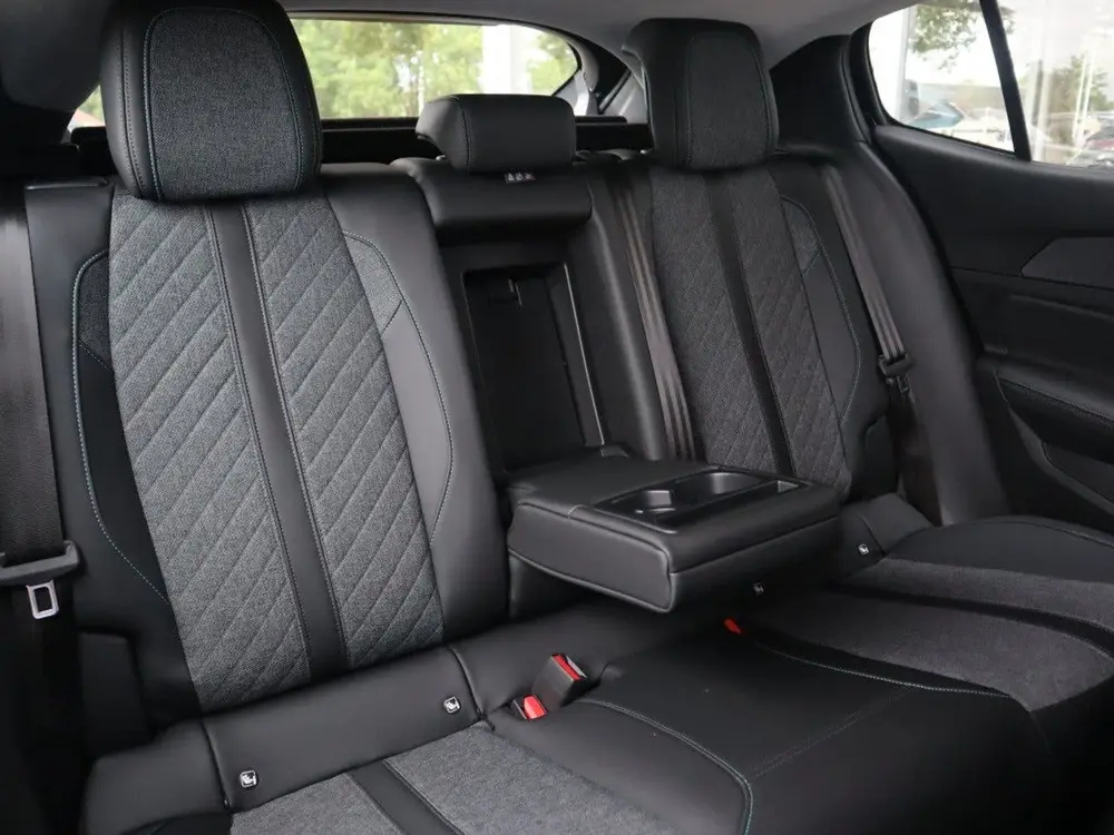 Peugeot 408 Allure Pack PureTech 130PK EAT8 Automaat uit 2023, foto 7