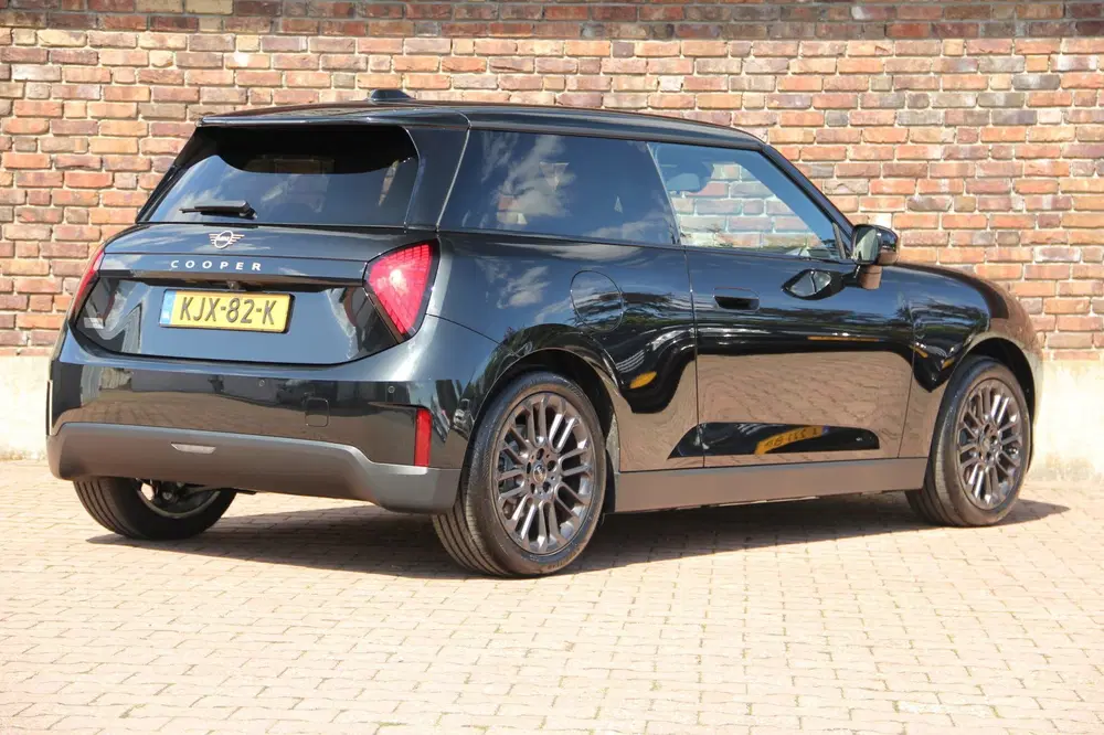 Mini Cooper Cooper E Blackyard 40.7 kWh uit 2026, foto 3