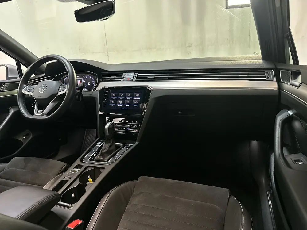 Volkswagen Passat Variant 1.5 TSI 150pk DSG R-Line Business uit 2020, foto 2