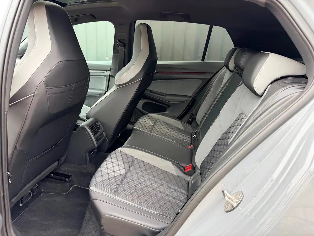 Volkswagen GOLF 1.5 eTSI R-Line 45dkm panorama uit 2022, foto 5