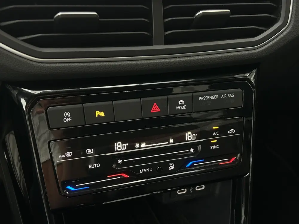 Volkswagen T-Cross 1.0 TSI R-Line Edition | Camera | Climate uit 2025, foto 10