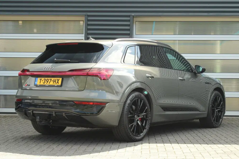 Audi Q8 e-tron 50 340pk quattro S Edition 95 kWh uit 2023, foto 2