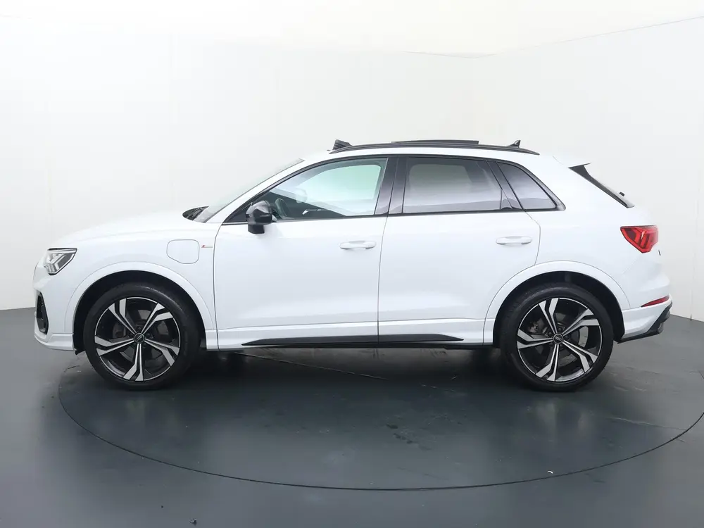 Audi Q3 45 TFSI e S edition uit 2024, foto 2