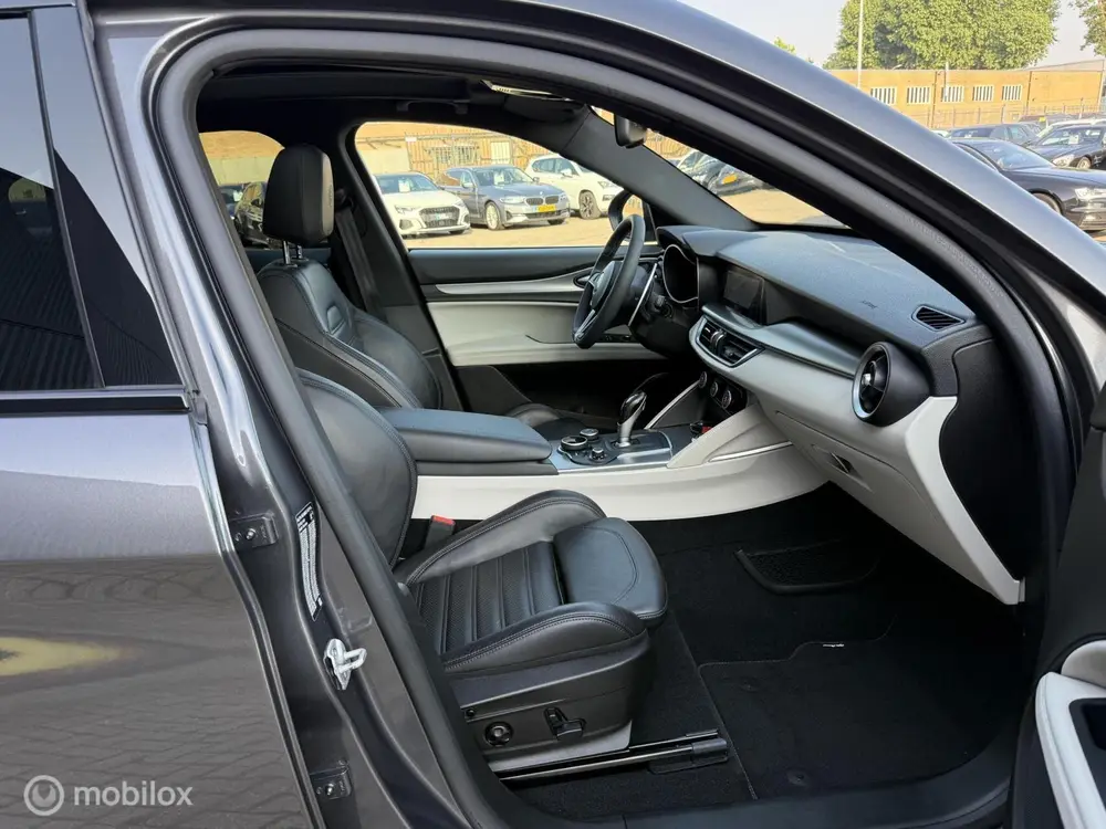 Alfa Romeo Stelvio 2.0 T AWD Sprint PERFORMANCE uit 2020, foto 14