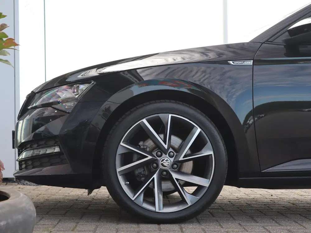 Skoda Superb 1.4 TSI 218 pk DSG iV Sportline Business uit 2022, foto 2