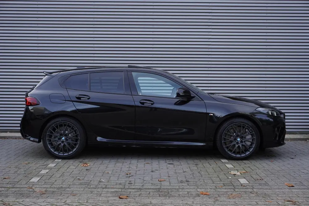 BMW 1-serie 5-deurs 120 M Sportpakket Pro uit 2025, foto 3