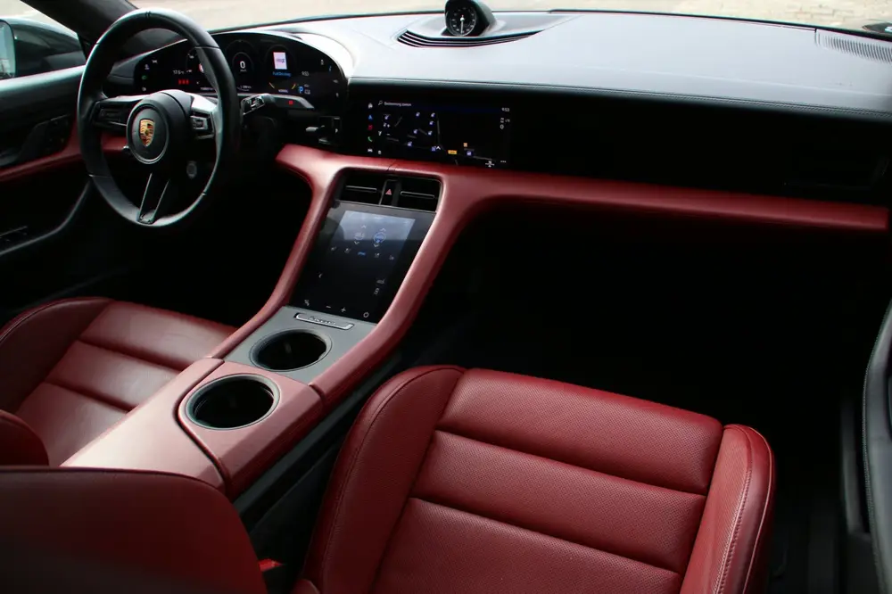Porsche Taycan Turbo 93 kWh DEALER OND. NP 173.600 uit 2020, foto 16