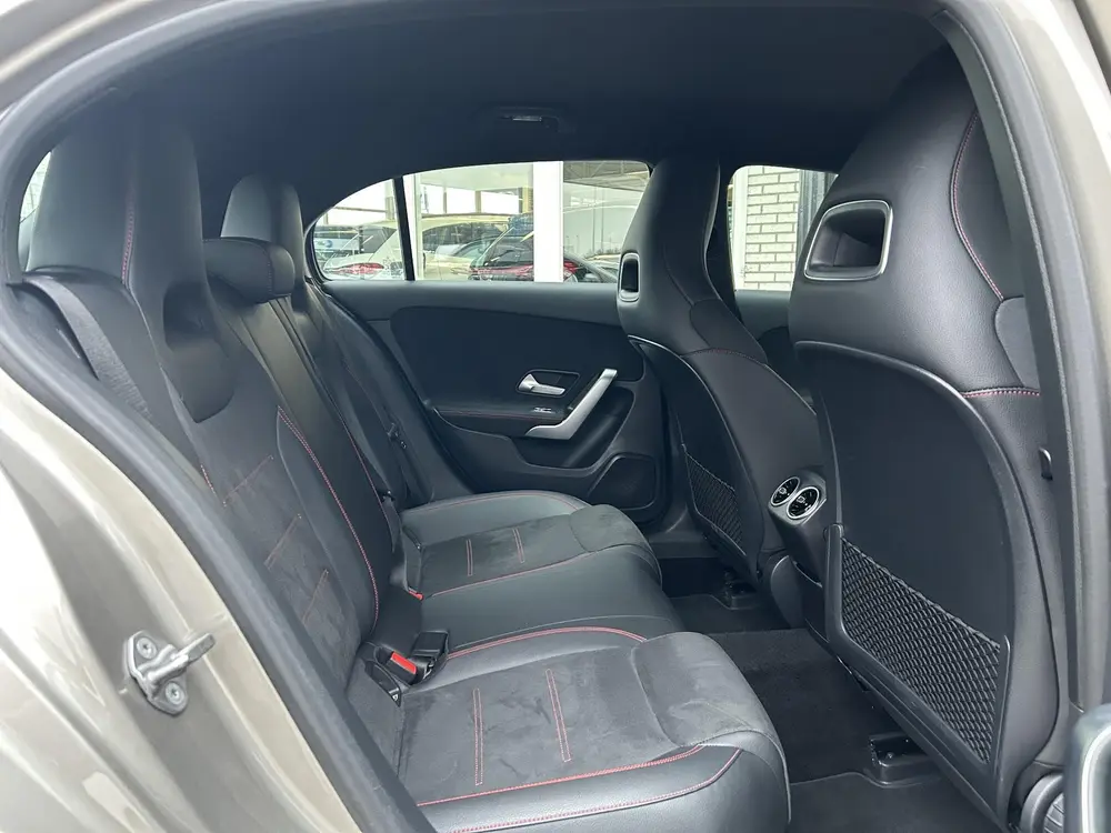 Mercedes-Benz A-Klasse 180 Business Solution AMG uit 2020, foto 7
