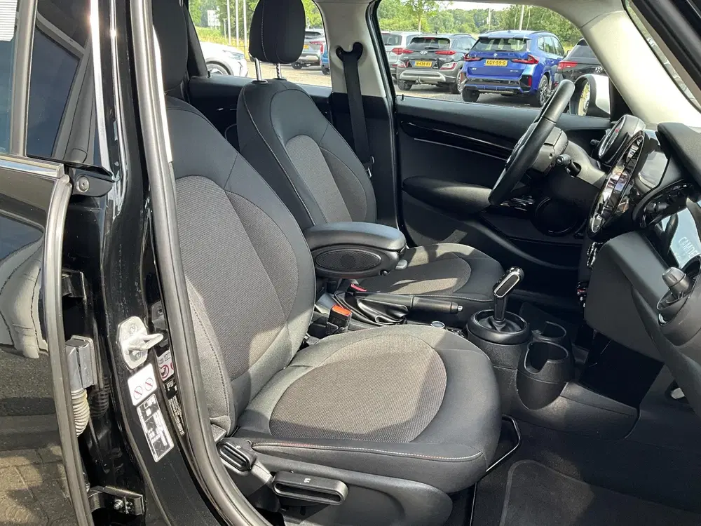 Mini Cooper 1.5 Cooper Camden Edition uit 2023, foto 9