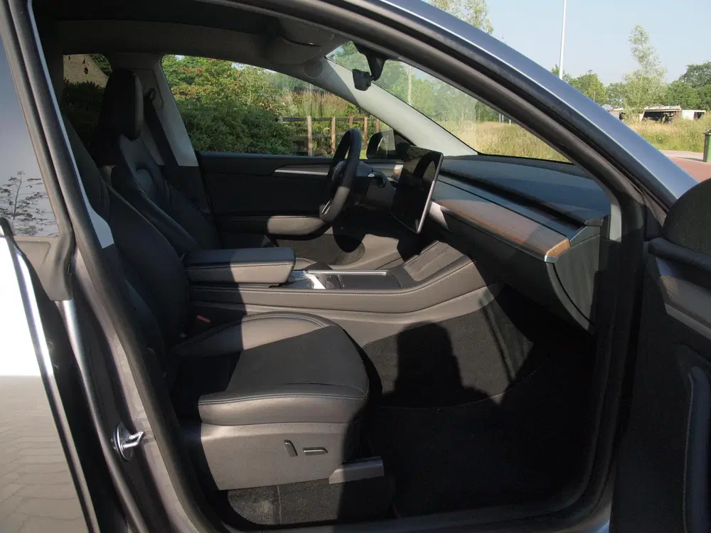Tesla Model Y Performance AWD 75 kWh uit 2023, foto 13