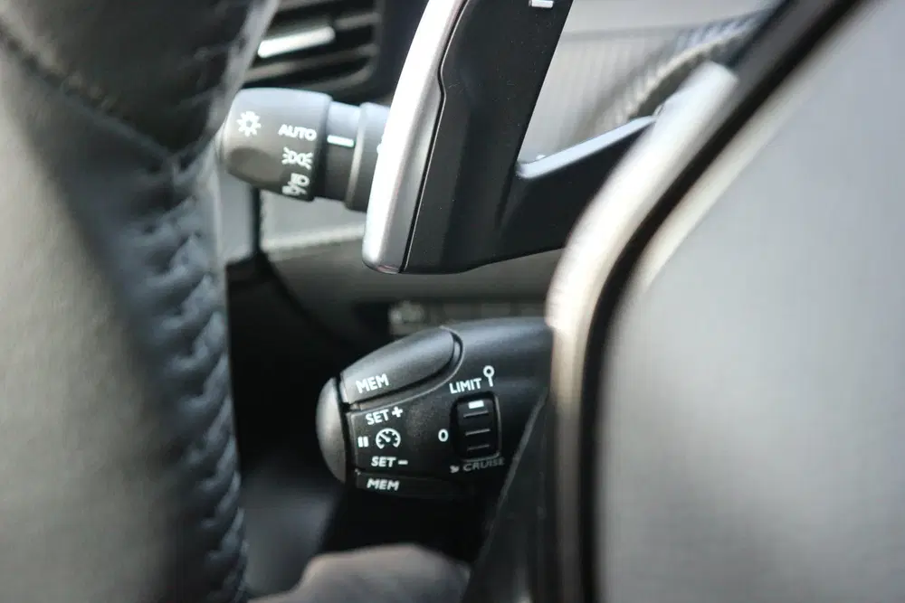 Peugeot 2008 1.2 Hybrid 136 Allure CLIMA CRUISE PDC V+A uit 2024, foto 17