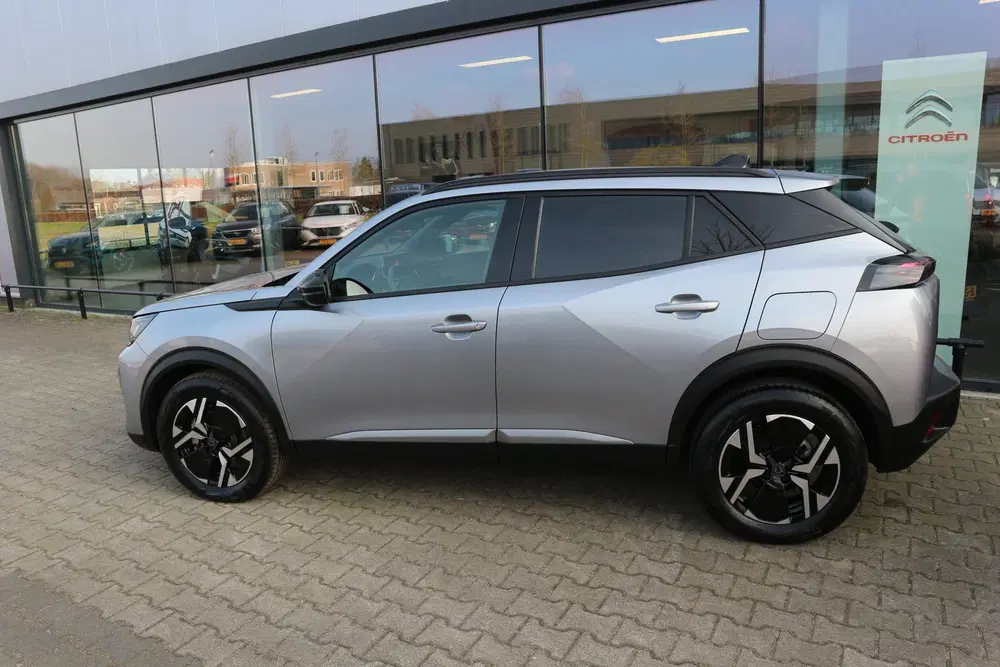 Peugeot 2008 1.2 Hybrid 136 Allure CLIMA CRUISE PDC V+A uit 2024, foto 2