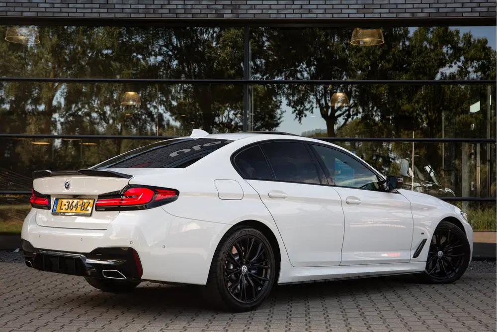 BMW 5-serie 5 Serie 540i High Executive M-Sport Bowers uit 2021, foto 2