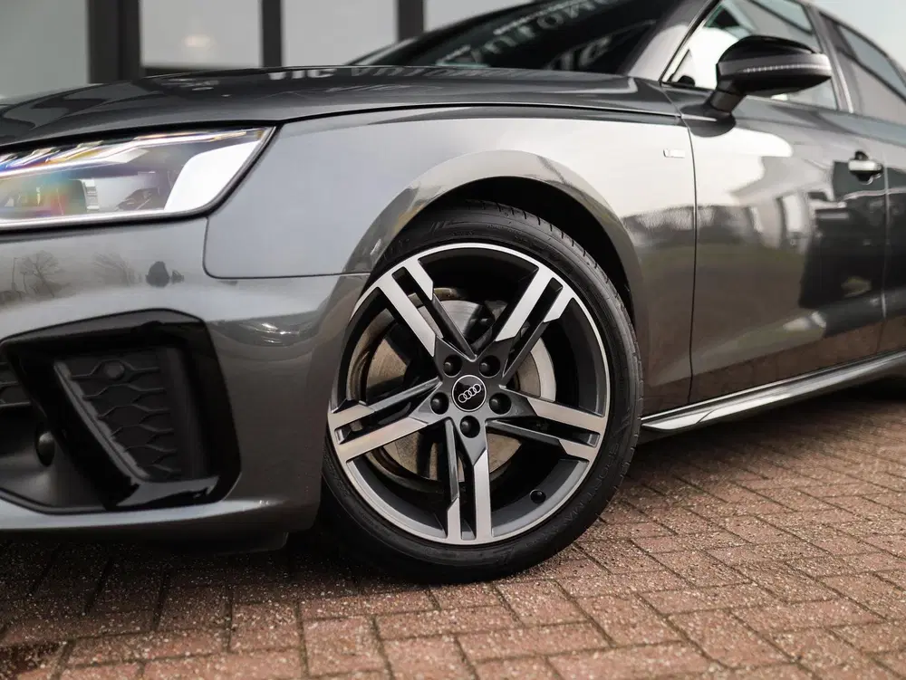 Audi A4 40 TFSI S edition Competition uit 2021, foto 2