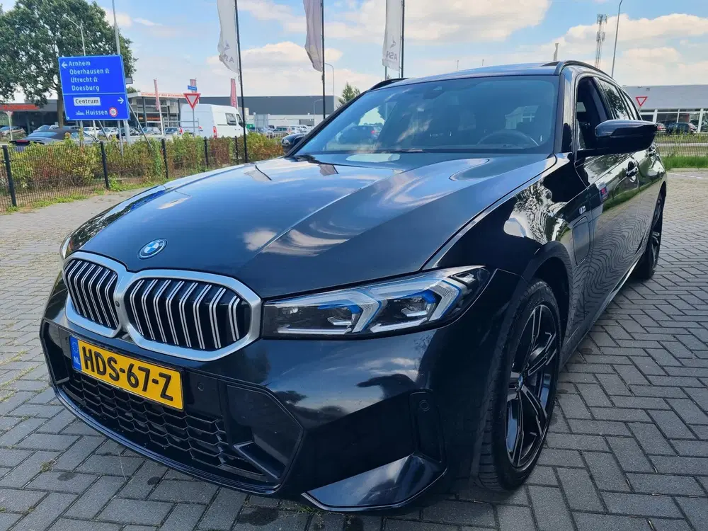 BMW 3-serie 330e xDrive M-Pakket Panodak HeadUp uit 2024