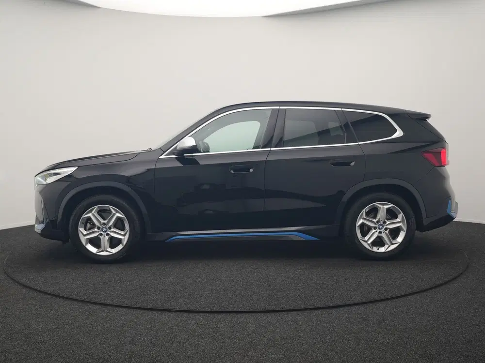 BMW iX1 xDrive30 X Line 67 kWh 313pk Dealer O.H. uit 2023, foto 2