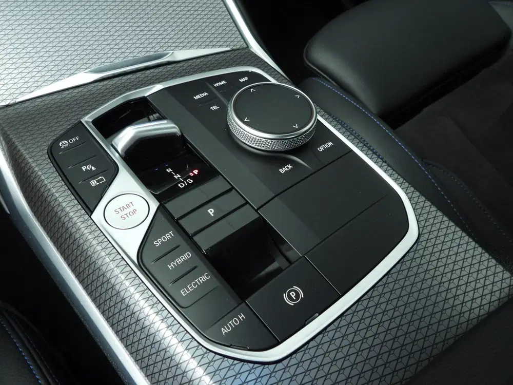 BMW 3-serie Sedan 320e uit 2024, foto 16