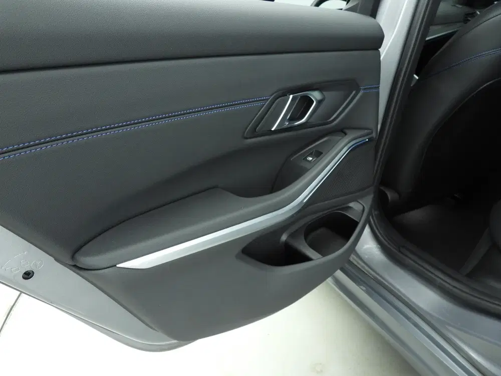 BMW 3-serie Sedan 320e uit 2024, foto 18
