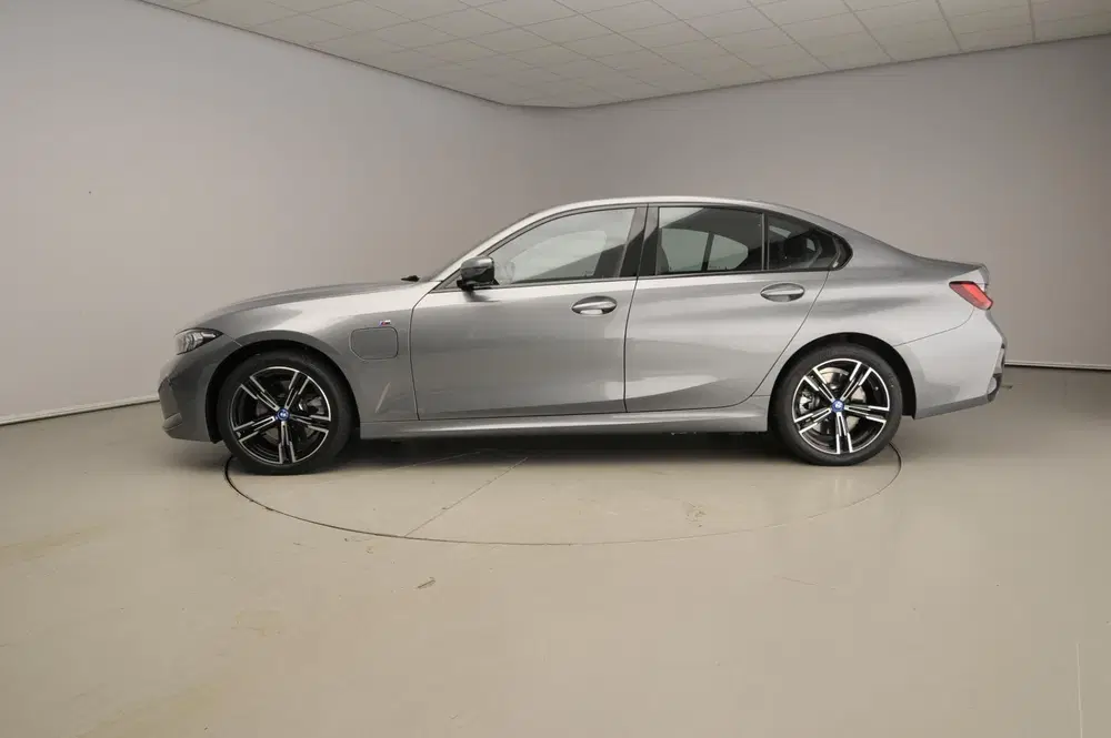 BMW 3-serie Sedan 320e uit 2024, foto 2