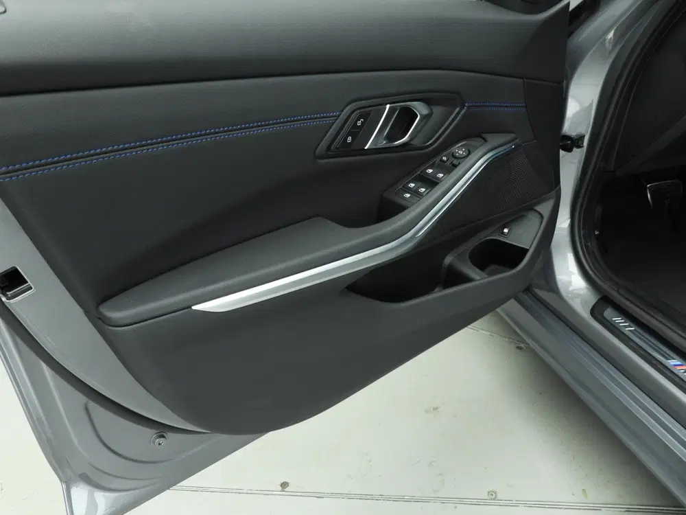 BMW 3-serie Sedan 320e uit 2024, foto 20