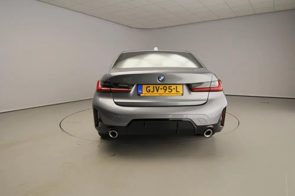 BMW 3-serie Sedan 320e uit 2024, foto 3