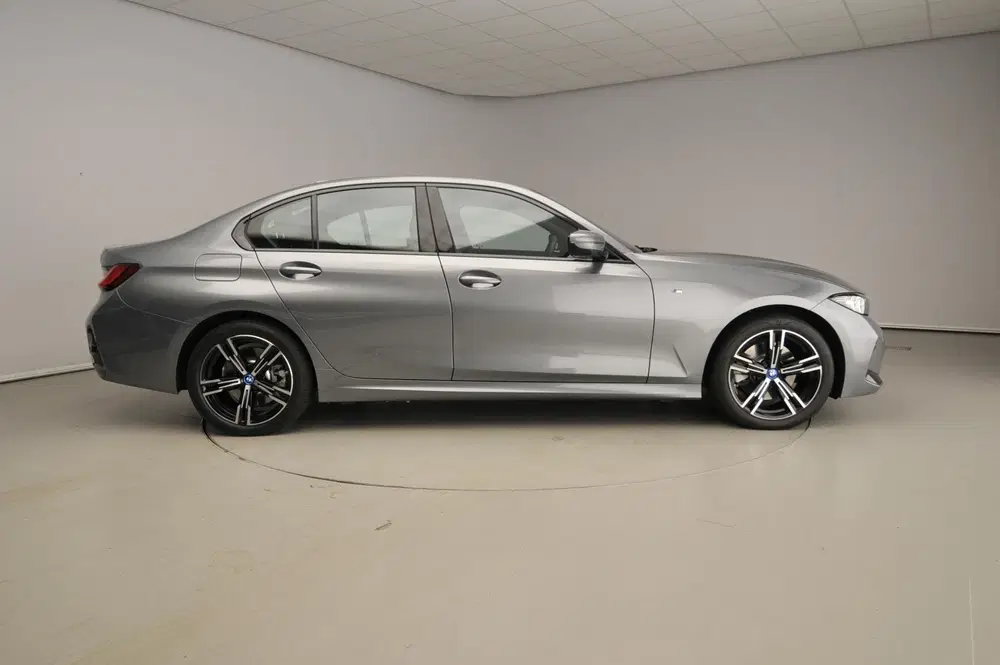 BMW 3-serie Sedan 320e uit 2024, foto 4