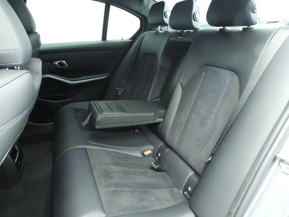 BMW 3-serie Sedan 320e uit 2024, foto 8