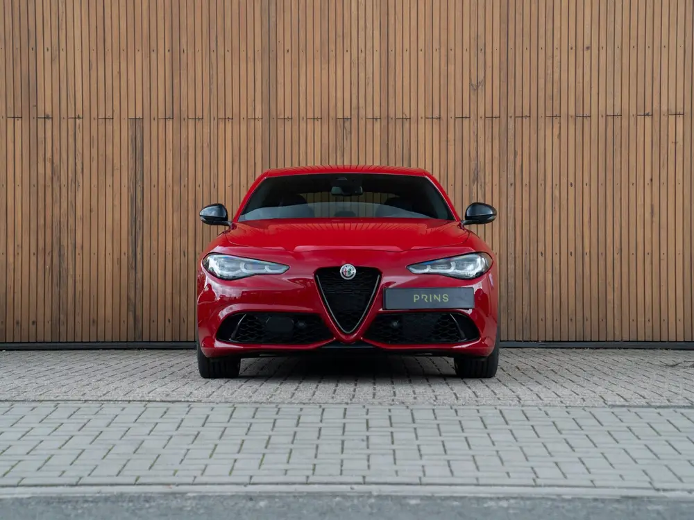Alfa Romeo Giulia 2.0 T GME AWD Competizione (bj 2023) uit 2023, foto 2