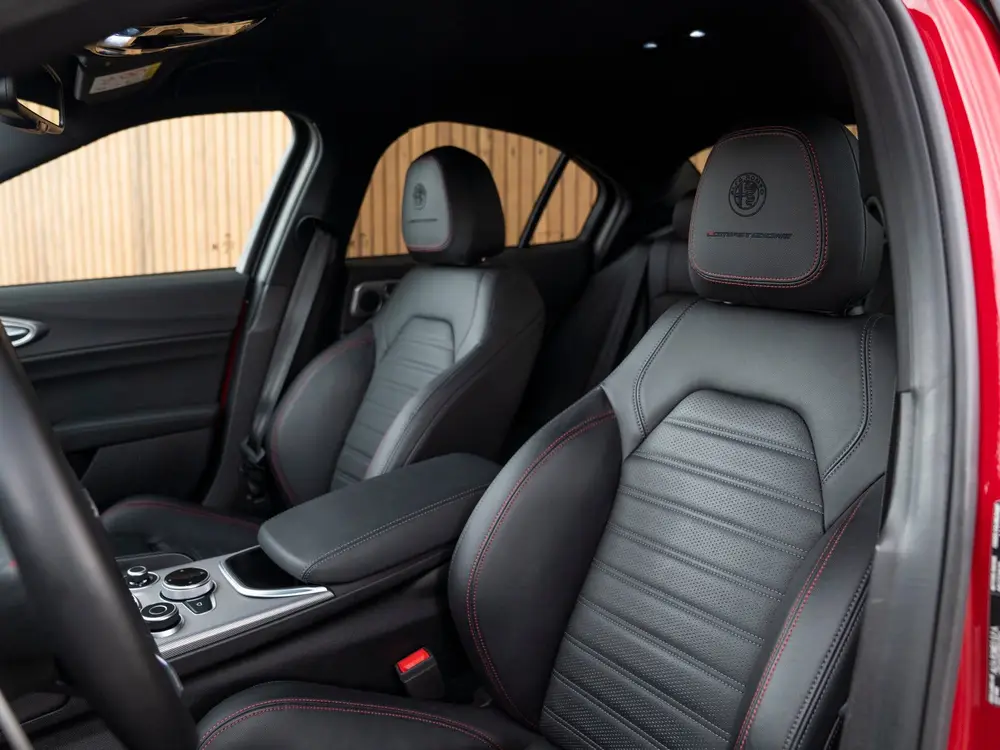 Alfa Romeo Giulia 2.0 T GME AWD Competizione (bj 2023) uit 2023, foto 8