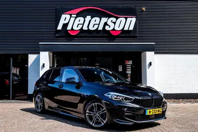 BMW 1-serie 118i M-Pakket BTW XENON SFEER VIRTUAL KEYL uit 2021