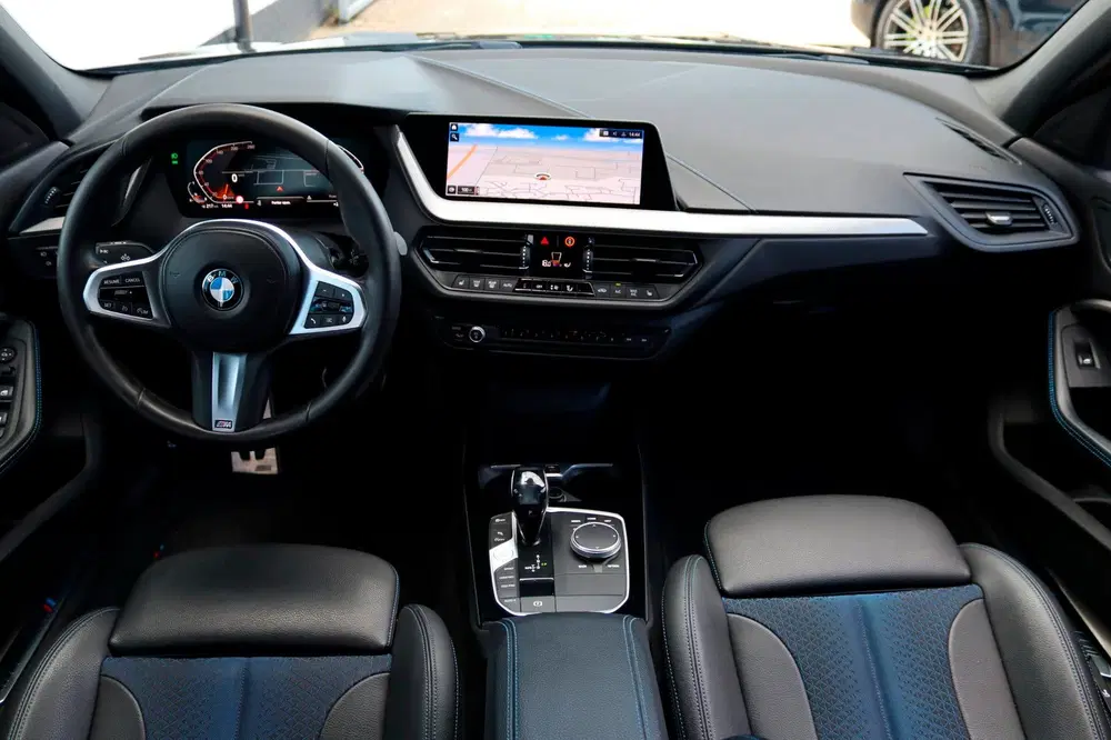 BMW 1-serie 118i M-Pakket BTW XENON SFEER VIRTUAL KEYL uit 2021, foto 12