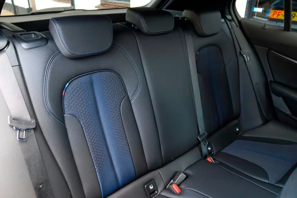 BMW 1-serie 118i M-Pakket BTW XENON SFEER VIRTUAL KEYL uit 2021, foto 14