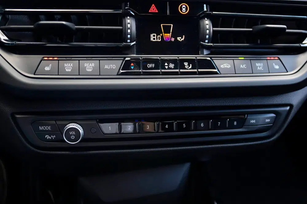 BMW 1-serie 118i M-Pakket BTW XENON SFEER VIRTUAL KEYL uit 2021, foto 19
