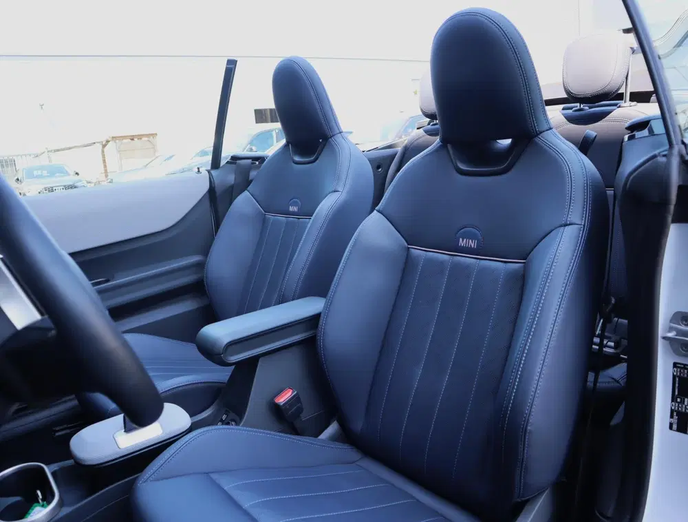 Mini Cabrio 2.0 Cooper C Favoured uit 2025, foto 12
