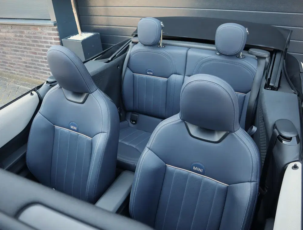 Mini Cabrio 2.0 Cooper C Favoured uit 2025, foto 14