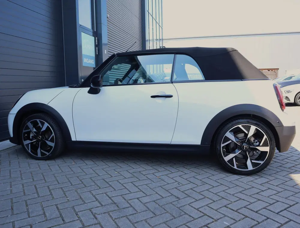 Mini Cabrio 2.0 Cooper C Favoured uit 2025, foto 8