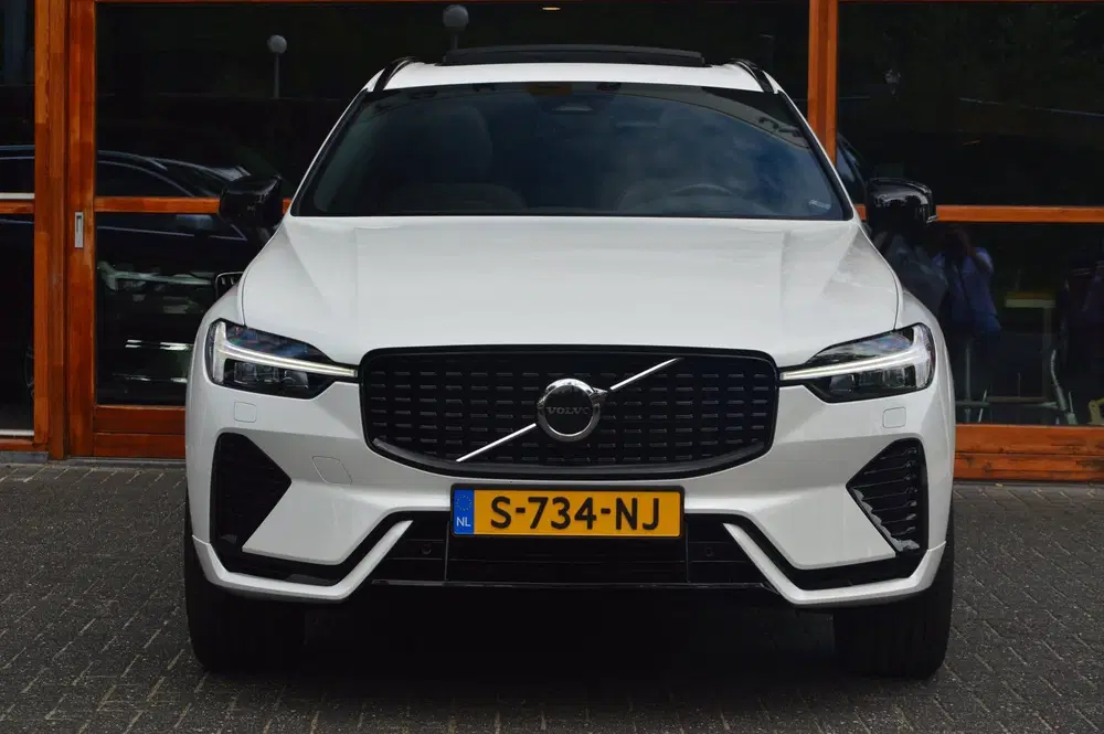Volvo XC60 T6 Hybrid AWD Plus Dark LONG RANGE uit 2022, foto 2