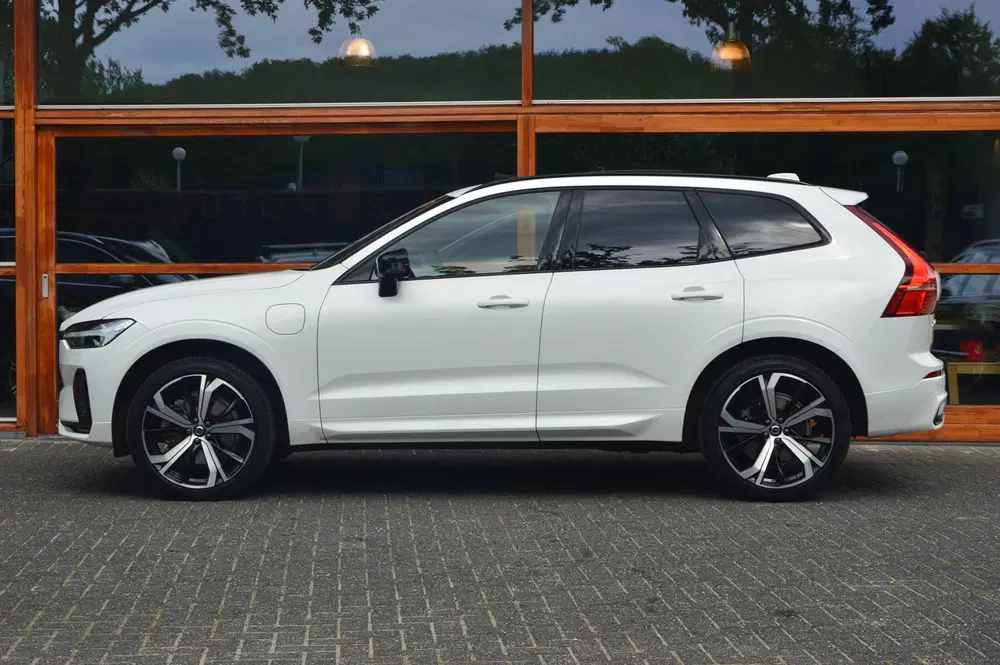 Volvo XC60 T6 Hybrid AWD Plus Dark LONG RANGE uit 2022, foto 3