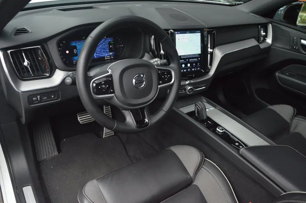 Volvo XC60 T6 Hybrid AWD Plus Dark LONG RANGE uit 2022, foto 7