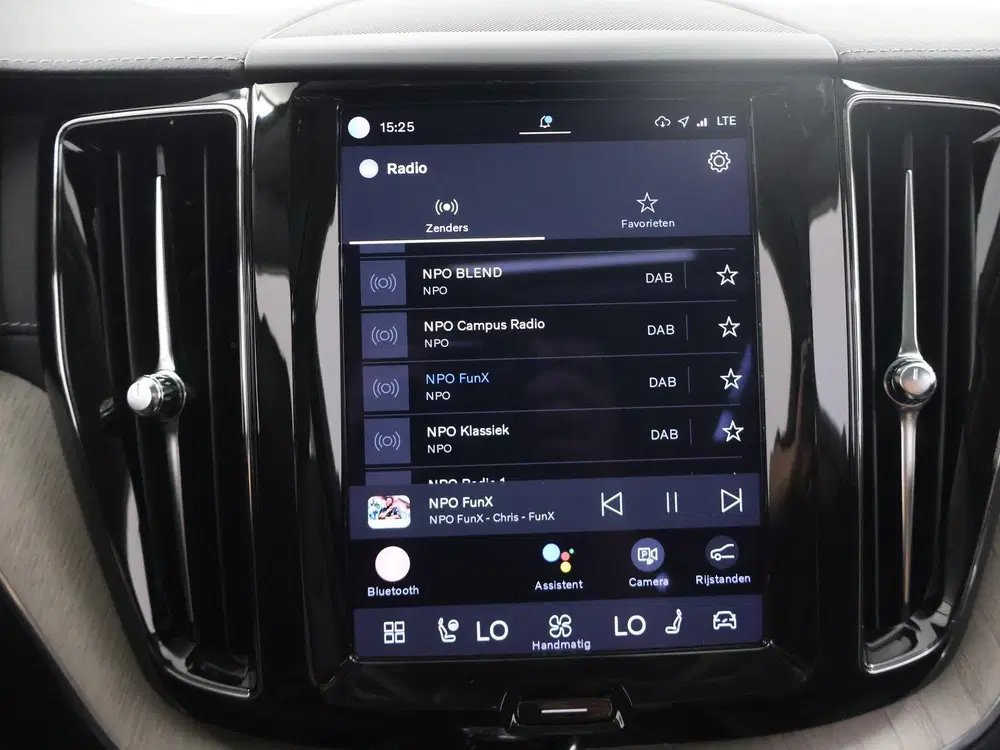 Volvo XC60 2.0 T8 Plug-in hybrid AWD Inscription uit 2022, foto 15