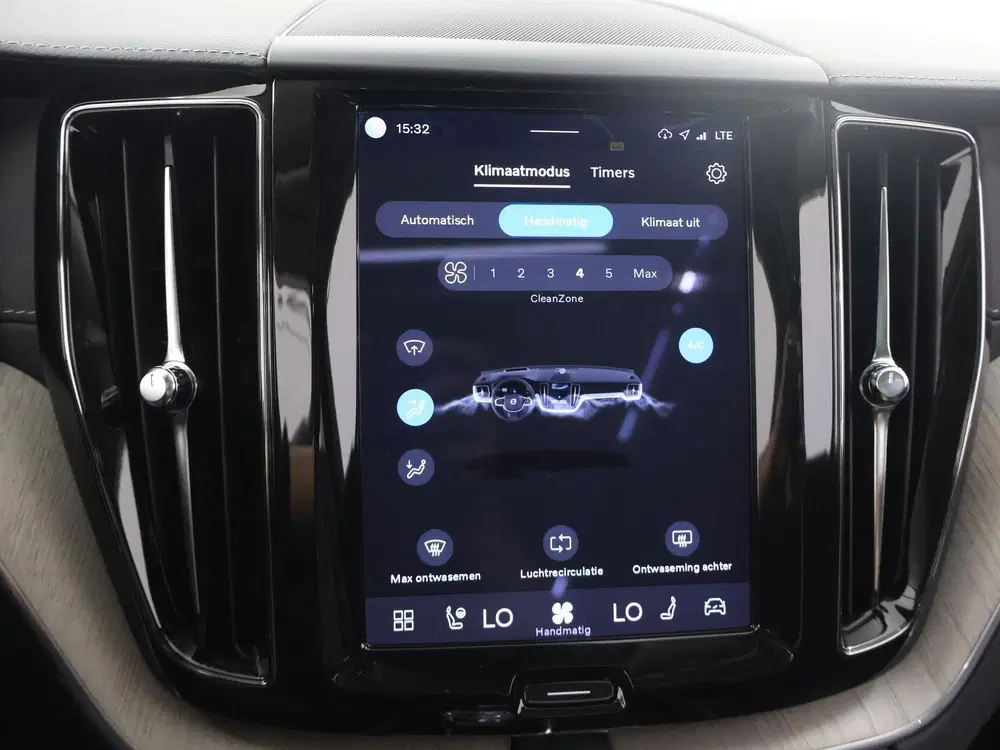 Volvo XC60 2.0 T8 Plug-in hybrid AWD Inscription uit 2022, foto 20