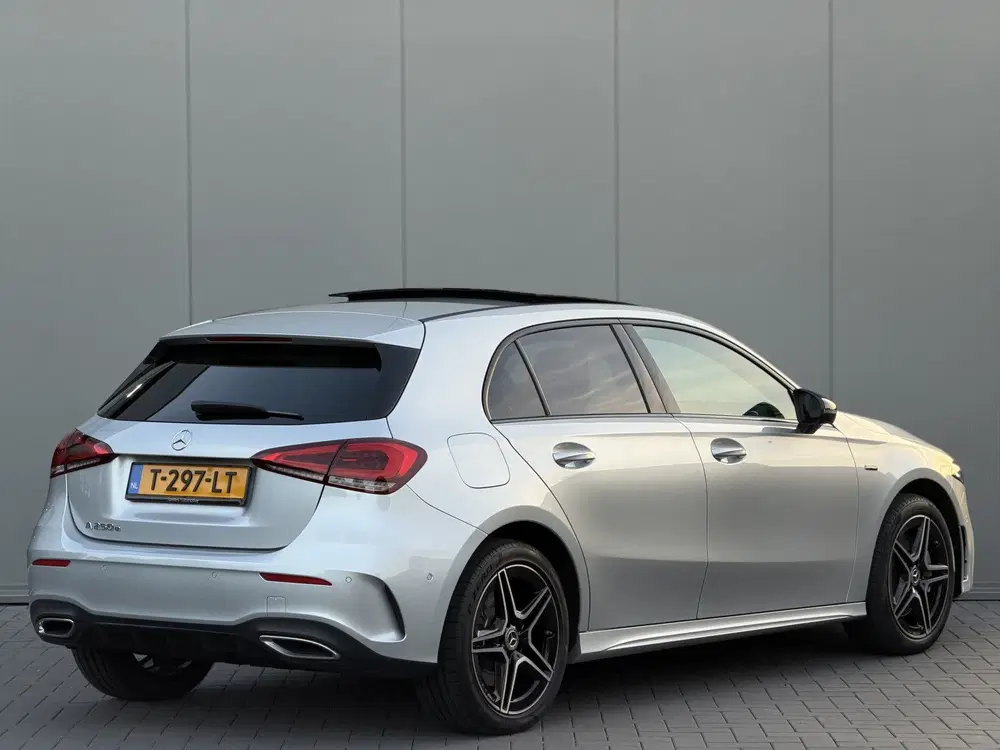 Mercedes-Benz A-Klasse 250 e AMG Night Premium Plus uit 2021, foto 2