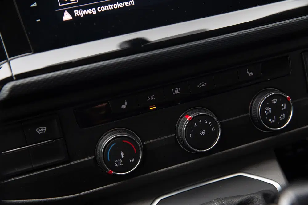 Volkswagen Transporter 2.0 TDI L2 Bulli 200PK uit 2020, foto 17