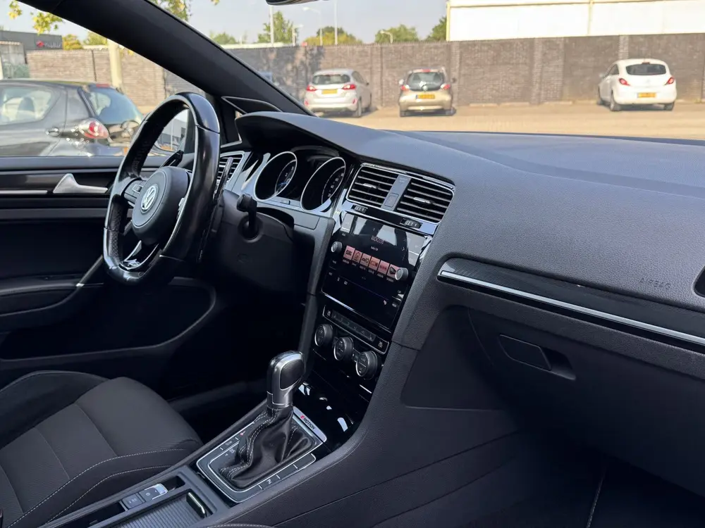 Volkswagen Golf 7,5 R 2.0 TSI 301pk 4Motion DSG/ Aut. Panora uit 2019, foto 13