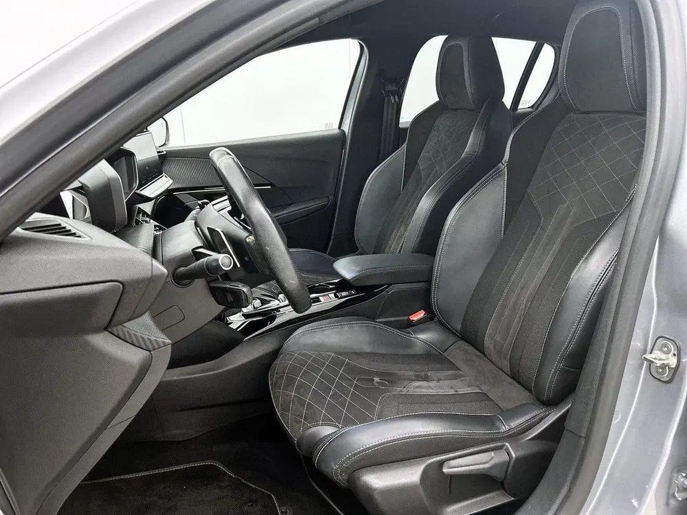 Peugeot 208 GT Pack 130pk Automaat uit 2022, foto 10