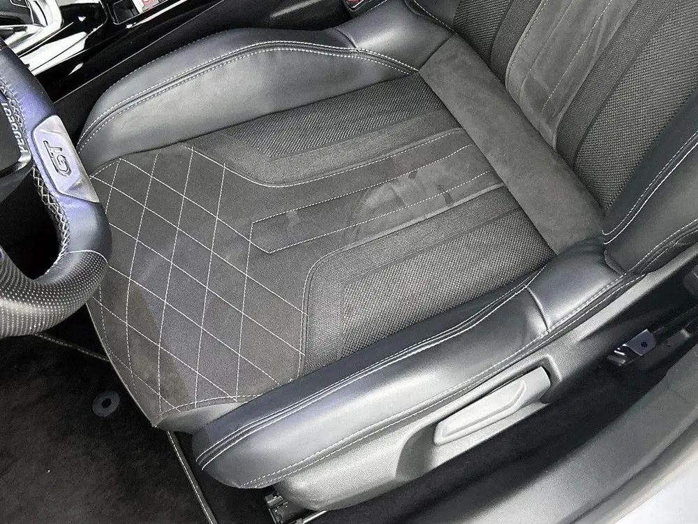 Peugeot 208 GT Pack 130pk Automaat uit 2022, foto 15