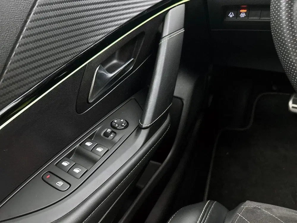 Peugeot 208 GT Pack 130pk Automaat uit 2022, foto 18