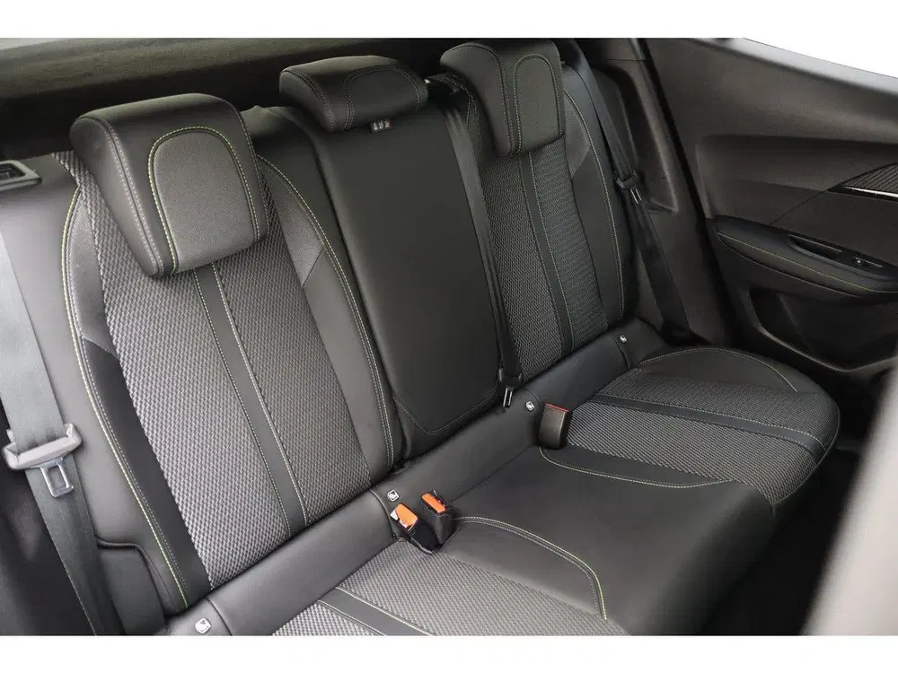 Peugeot 2008 1.2 Hybrid 145 GT Navigatie uit 2024, foto 13