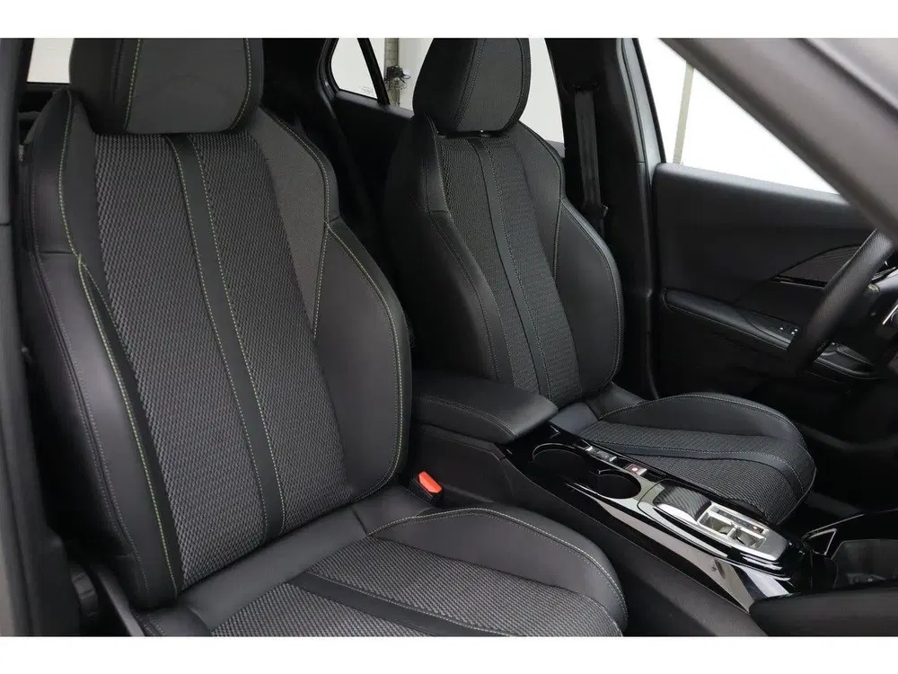 Peugeot 2008 1.2 Hybrid 145 GT Navigatie uit 2024, foto 3