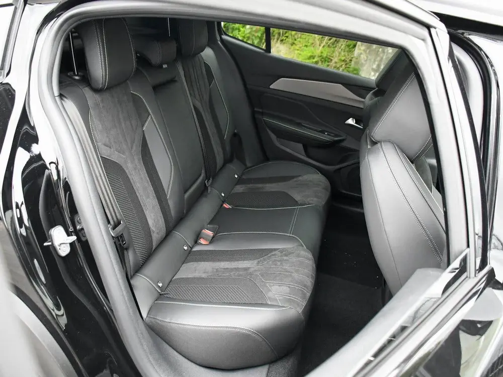 Peugeot 408 GT 1.2 PureTech 130pk Automaat DODE HOEK uit 2025, foto 12